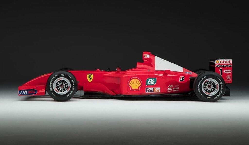 Ferrari F2001 Michaela Schumachera vystavené ve studiu. Legendární monopost Formule 1 s výrazným červeným designem a ikonickými sponzory.