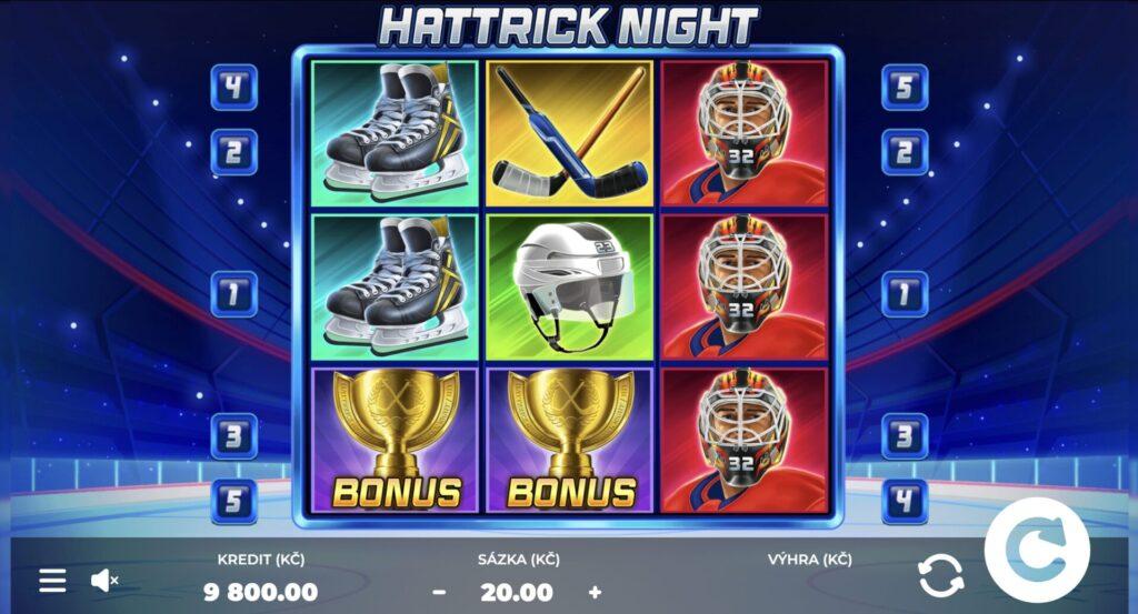 Herní obrazovka online automatu Hattrick Night od Tech4Bet s hokejovou tématikou – viditelné symboly jako brusle, hokejky, helma, brankář a zlatý bonusový pohár.