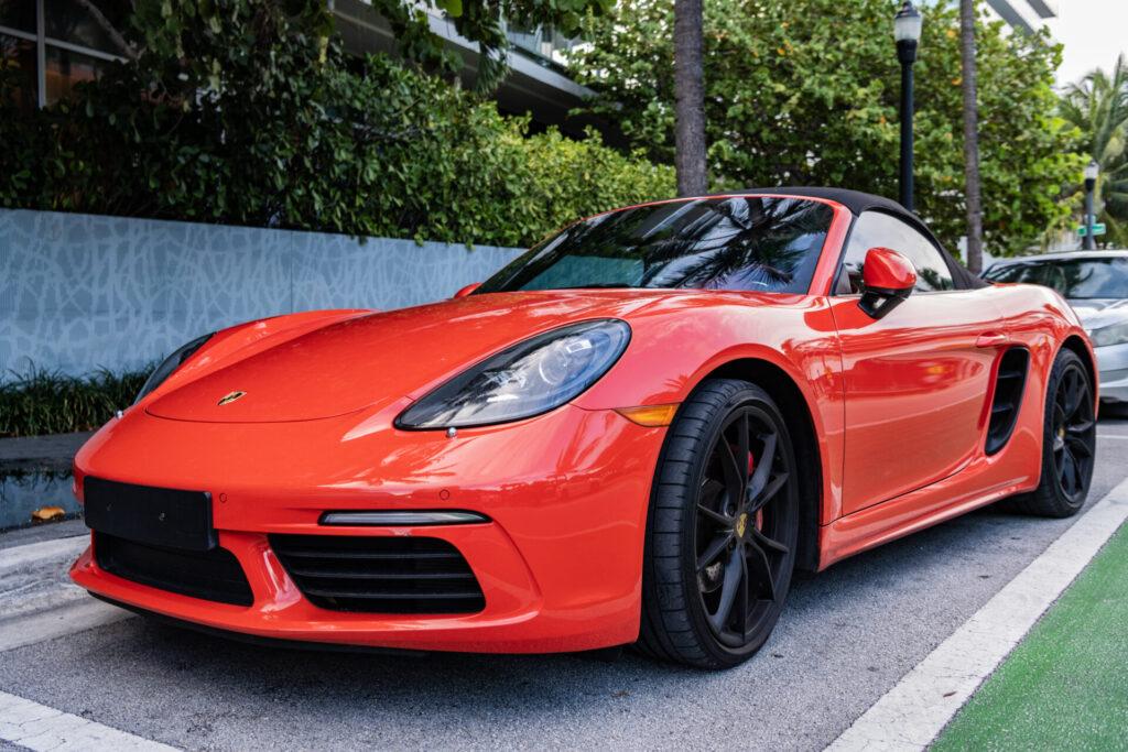 Značka Porsche čelí historické krizi. Ztrácí čínský trh, couvá od elektromobility a čelí drtivým clům Donalda Trumpa. Co bude dál?