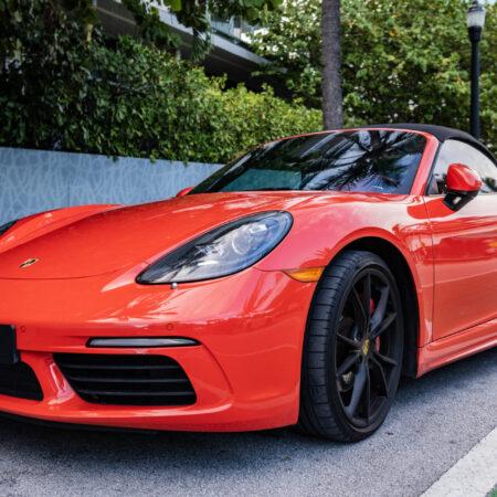Porsche krvácí. Čína odmítá, Amerika trestá, elektro selhává
