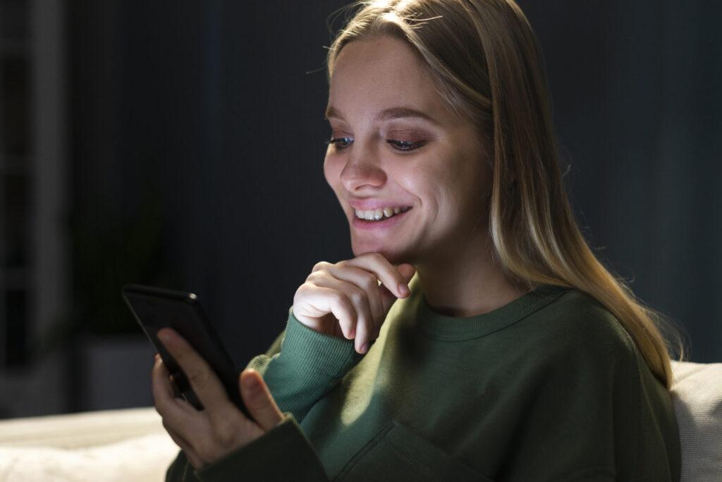 Žena hazarduje na mobilu“