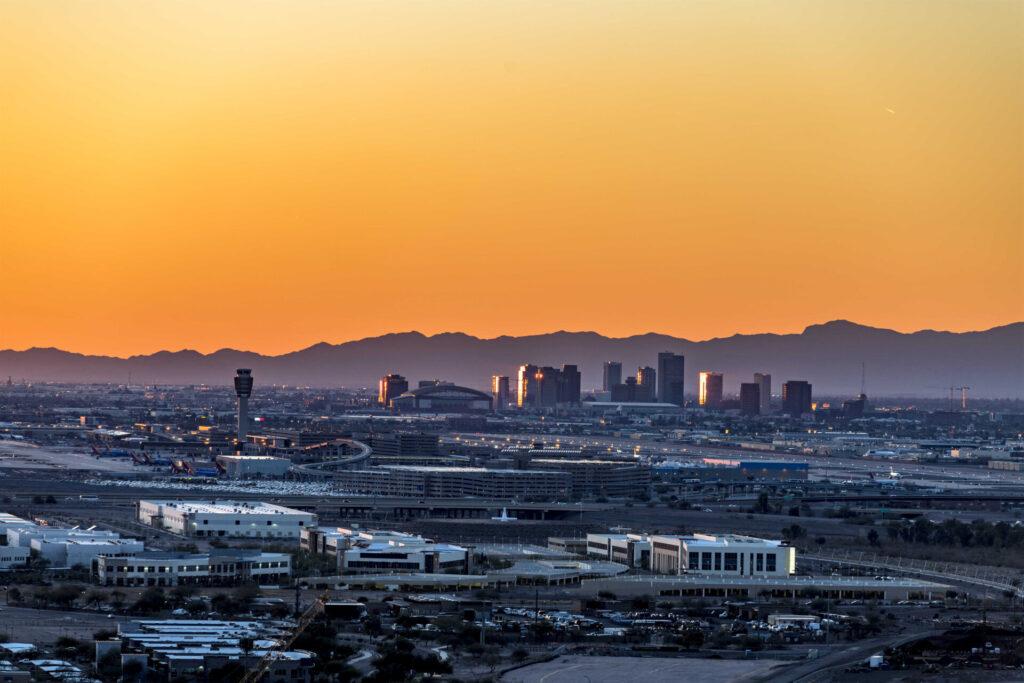 Pohled na downtown Phoenix v Arizoně při západu slunce – město, které aktuálně tvrdě zasahuje proti nelegálním online kasinům a loteriím.