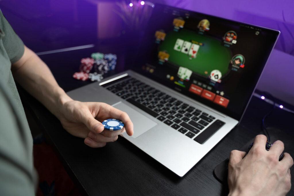 Mladých muž hraje live casino.