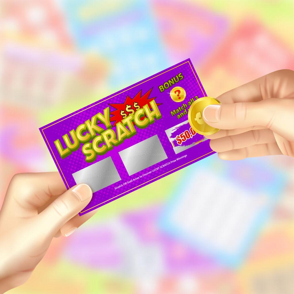 Ilustrace rukou stírajících výherní los „Lucky Scratch“ zobrazuje moment napětí a naděje na výhru typický pro stírací loterie v USA i ve světě.